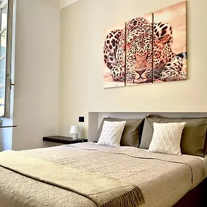 Charming Como: Downtown With Dual Bedrooms And Bathrooms Apartment
